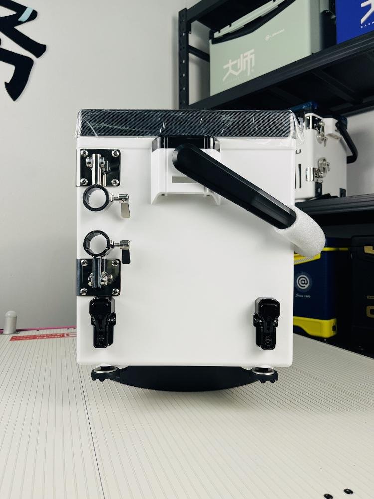 REISSON 2900 EPLUS CARBON-FIBRE BOX CAP WITH HIGH-END 29L FISHING BOX AND HARD-SITTING BLACK PITS